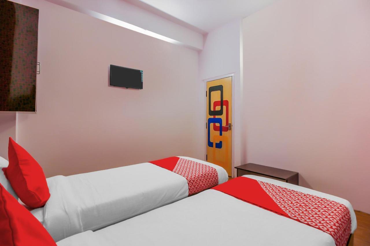 Oyo 17168 Hz Lodge Хидерабад Екстериор снимка