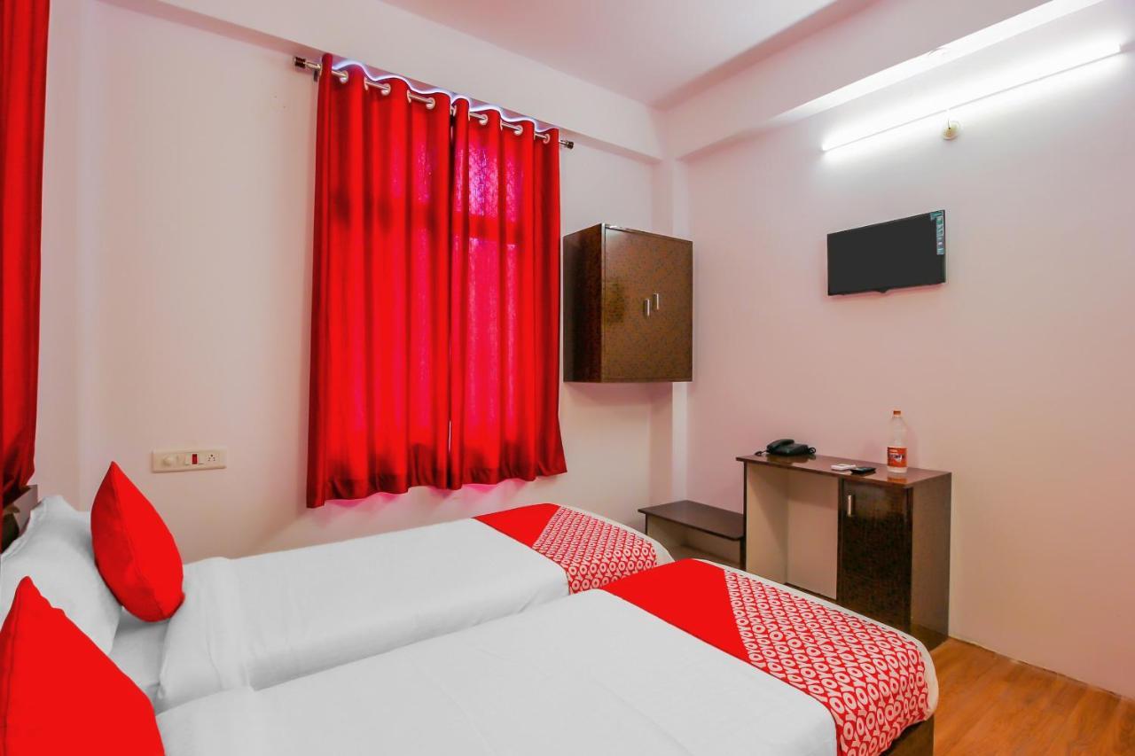Oyo 17168 Hz Lodge Хидерабад Екстериор снимка