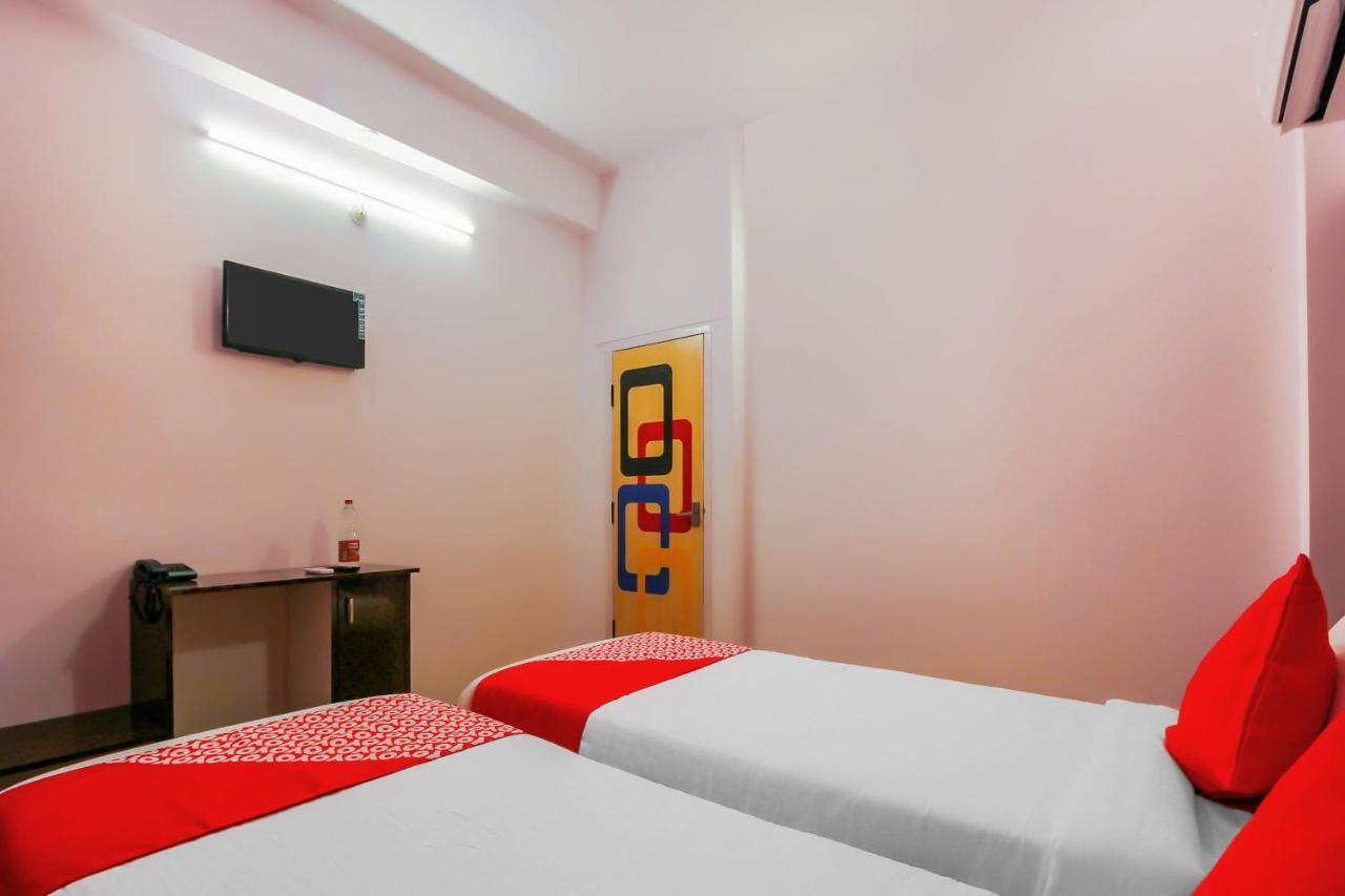Oyo 17168 Hz Lodge Хидерабад Екстериор снимка